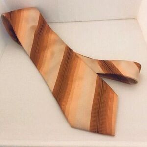#1690 VTG KENETH COLE ORANGE SILK NECKTIE 56 IN X 4 IN